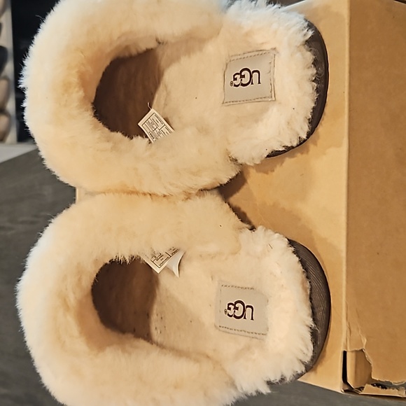 Slippers - Picture 3 of 4